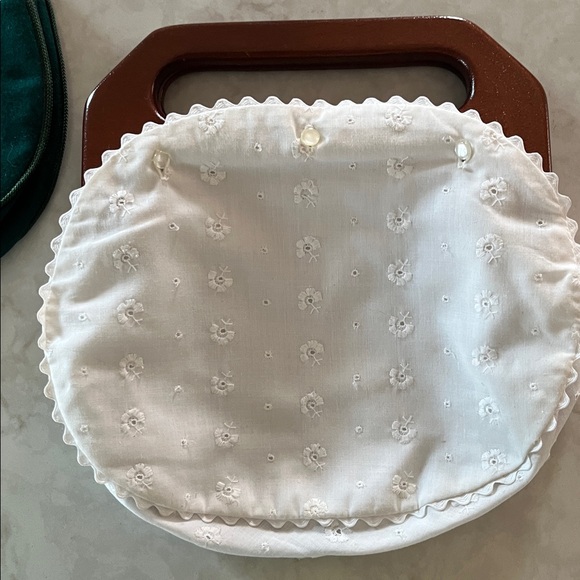 Vintage The Bee Hive by Baltimore Bermuda Bag w/ white eyelet & extra green wool - Picture 2 of 7